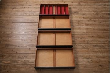 北欧ヴィンテージ　Younger(ヤンガー社)　チーク材　メンズライクなデザインが格好いいサイドボード(収納棚、ビンテージ)(R-047142)