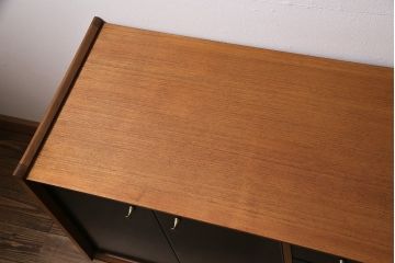 北欧ヴィンテージ　Younger(ヤンガー社)　チーク材　メンズライクなデザインが格好いいサイドボード(収納棚、ビンテージ)(R-047142)