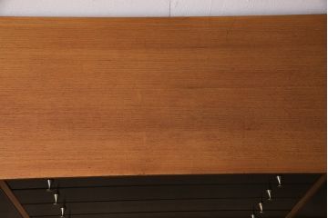 北欧ヴィンテージ　Younger(ヤンガー社)　チーク材　メンズライクなデザインが格好いいサイドボード(収納棚、ビンテージ)(R-047142)