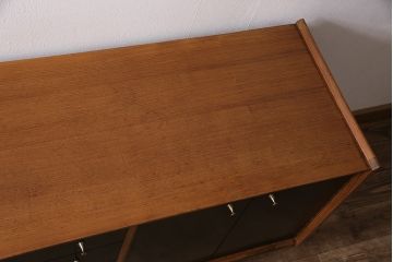 北欧ヴィンテージ　Younger(ヤンガー社)　チーク材　メンズライクなデザインが格好いいサイドボード(収納棚、ビンテージ)(R-047142)