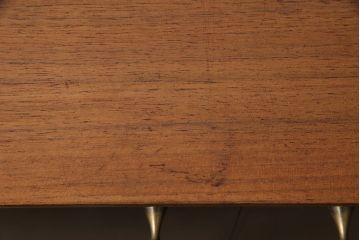 北欧ヴィンテージ　Younger(ヤンガー社)　チーク材　メンズライクなデザインが格好いいサイドボード(収納棚、ビンテージ)(R-047142)