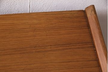 北欧ヴィンテージ　Younger(ヤンガー社)　チーク材　メンズライクなデザインが格好いいサイドボード(収納棚、ビンテージ)(R-047142)