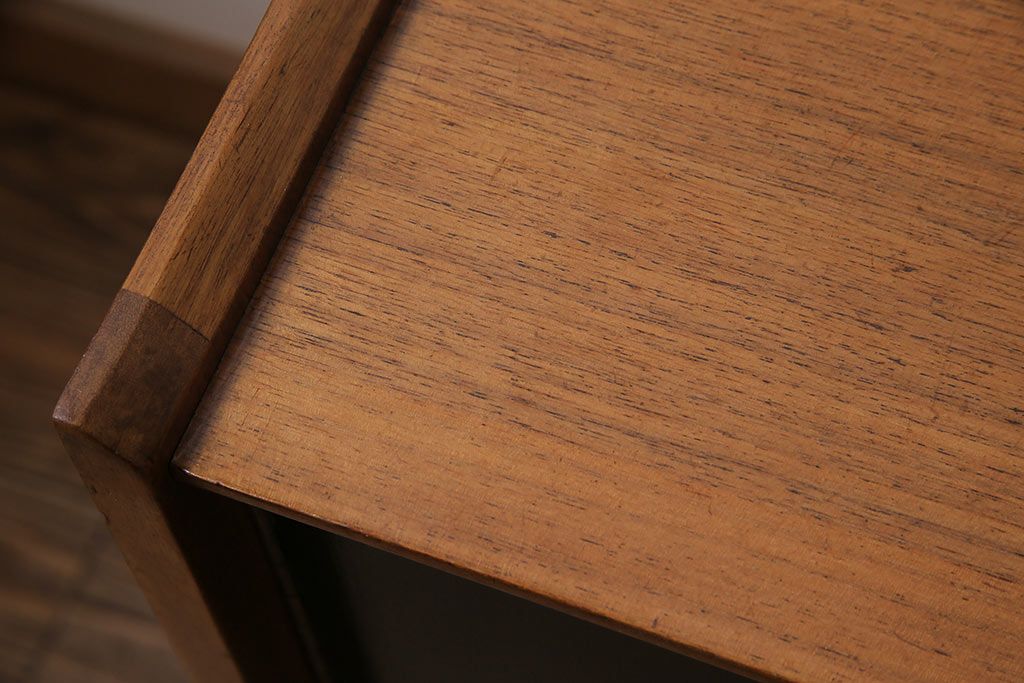 北欧ヴィンテージ　Younger(ヤンガー社)　チーク材　メンズライクなデザインが格好いいサイドボード(収納棚、ビンテージ)(R-047142)