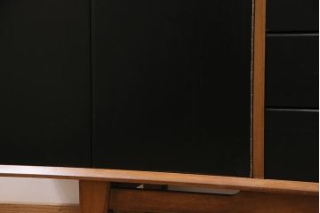 北欧ヴィンテージ　Younger(ヤンガー社)　チーク材　メンズライクなデザインが格好いいサイドボード(収納棚、ビンテージ)(R-047142)