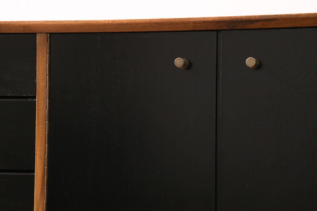 北欧ヴィンテージ　Younger(ヤンガー社)　チーク材　メンズライクなデザインが格好いいサイドボード(収納棚、ビンテージ)(R-047142)