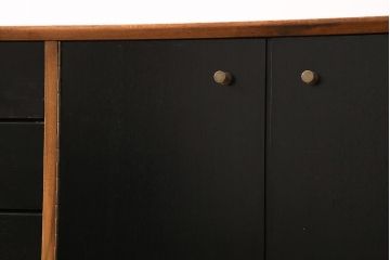 北欧ヴィンテージ　Younger(ヤンガー社)　チーク材　メンズライクなデザインが格好いいサイドボード(収納棚、ビンテージ)(R-047142)