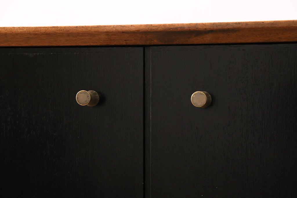 北欧ヴィンテージ　Younger(ヤンガー社)　チーク材　メンズライクなデザインが格好いいサイドボード(収納棚、ビンテージ)(R-047142)