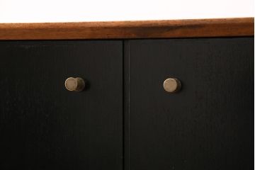 北欧ヴィンテージ　Younger(ヤンガー社)　チーク材　メンズライクなデザインが格好いいサイドボード(収納棚、ビンテージ)(R-047142)