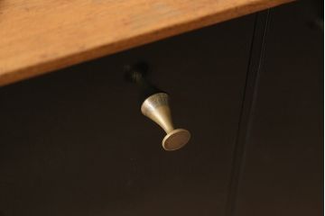 北欧ヴィンテージ　Younger(ヤンガー社)　チーク材　メンズライクなデザインが格好いいサイドボード(収納棚、ビンテージ)(R-047142)