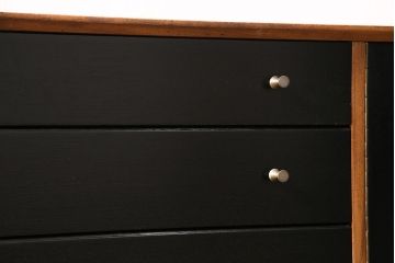 北欧ヴィンテージ　Younger(ヤンガー社)　チーク材　メンズライクなデザインが格好いいサイドボード(収納棚、ビンテージ)(R-047142)