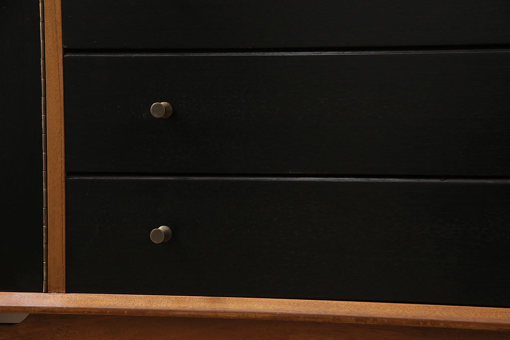 北欧ヴィンテージ　Younger(ヤンガー社)　チーク材　メンズライクなデザインが格好いいサイドボード(収納棚、ビンテージ)(R-047142)