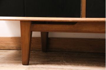 北欧ヴィンテージ　Younger(ヤンガー社)　チーク材　メンズライクなデザインが格好いいサイドボード(収納棚、ビンテージ)(R-047142)