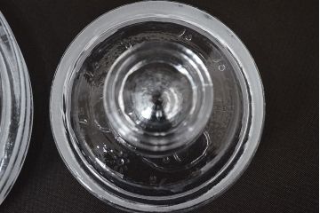 昭和レトロ　ガラス瓶大・小　2個セット(蓋付き、キャニスター)(R-047170)