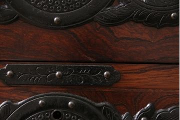 中古　伝統工芸　岩谷堂箪笥　天板リメイク・極厚手栗無垢材　ダイナミックな木目と豪華な金具が魅力の衣装タンス(和タンス、引き出し、チェスト、テレビ台)(R-047199)