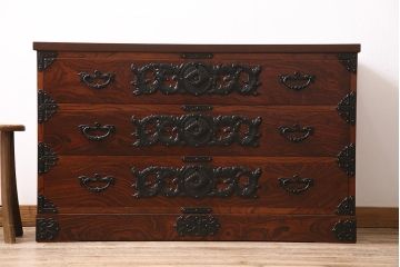 中古　伝統工芸　岩谷堂箪笥　天板リメイク・極厚手栗無垢材　ダイナミックな木目と豪華な金具が魅力の衣装タンス(和タンス、引き出し、チェスト、テレビ台)(R-047199)