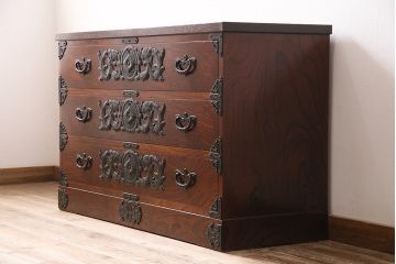 中古　伝統工芸　岩谷堂箪笥　天板リメイク・極厚手栗無垢材　ダイナミックな木目と豪華な金具が魅力の衣装タンス(和タンス、引き出し、チェスト、テレビ台)(R-047199)