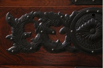 中古　伝統工芸　岩谷堂箪笥　天板リメイク・極厚手栗無垢材　ダイナミックな木目と豪華な金具が魅力の衣装タンス(和タンス、引き出し、チェスト、テレビ台)(R-047199)