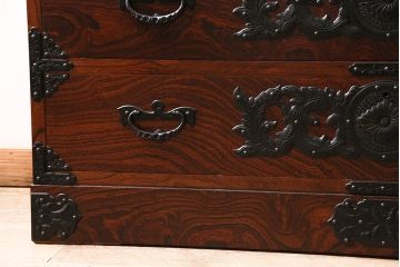 中古　伝統工芸　岩谷堂箪笥　天板リメイク・極厚手栗無垢材　ダイナミックな木目と豪華な金具が魅力の衣装タンス(和タンス、引き出し、チェスト、テレビ台)(R-047199)
