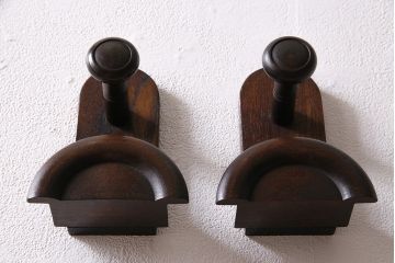 昭和レトロ　使いこまれた質感が味わい深いウォールハンガー2個セット(壁用フック)(R-047200)