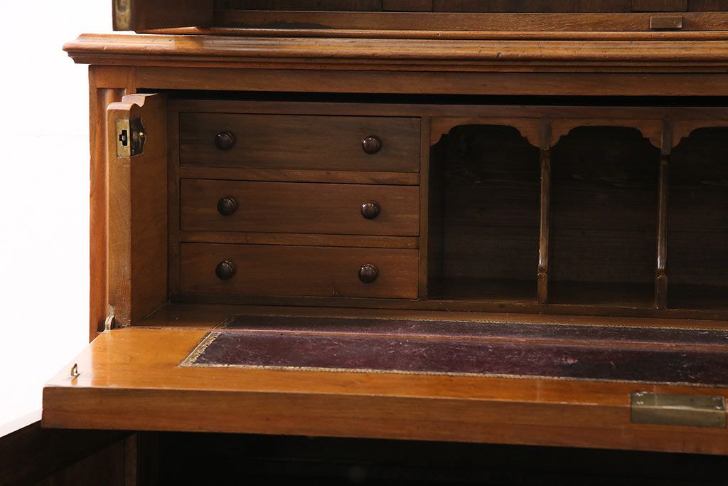 ベルギーアンティーク　ウォールナット材の深い色合いが上品なビューローキャビネット(収納棚、戸棚、ブックケース)(R-047201)