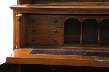 ベルギーアンティーク　ウォールナット材の深い色合いが上品なビューローキャビネット(収納棚、戸棚、ブックケース)(R-047201)