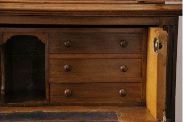 ベルギーアンティーク　ウォールナット材の深い色合いが上品なビューローキャビネット(収納棚、戸棚、ブックケース)(R-047201)