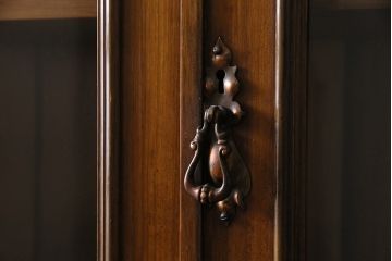 ベルギーアンティーク　ウォールナット材の深い色合いが上品なビューローキャビネット(収納棚、戸棚、ブックケース)(R-047201)