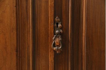 ベルギーアンティーク　ウォールナット材の深い色合いが上品なビューローキャビネット(収納棚、戸棚、ブックケース)(R-047201)