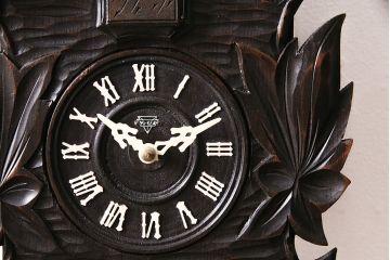 アンティーク時計　昭和レトロ　御研機器製(ミケン)　凝った彫刻が目を引く木製鳩時計(柱時計、掛け時計、彫刻、Cuckoo　Clock)(R-047202)