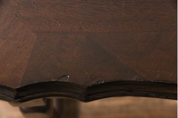 イギリスアンティーク　ウォールナット　洗練された佇まいが優雅な雰囲気を高めるオケージョナルテーブル(サイドテーブル、カフェテーブル、花台)(R-047211)