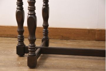 イギリスアンティーク　ウォールナット　洗練された佇まいが優雅な雰囲気を高めるオケージョナルテーブル(サイドテーブル、カフェテーブル、花台)(R-047211)