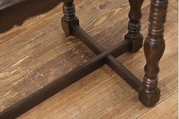 イギリスアンティーク　ウォールナット　洗練された佇まいが優雅な雰囲気を高めるオケージョナルテーブル(サイドテーブル、カフェテーブル、花台)(R-047211)