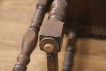 イギリスアンティーク　ウォールナット　洗練された佇まいが優雅な雰囲気を高めるオケージョナルテーブル(サイドテーブル、カフェテーブル、花台)(R-047211)