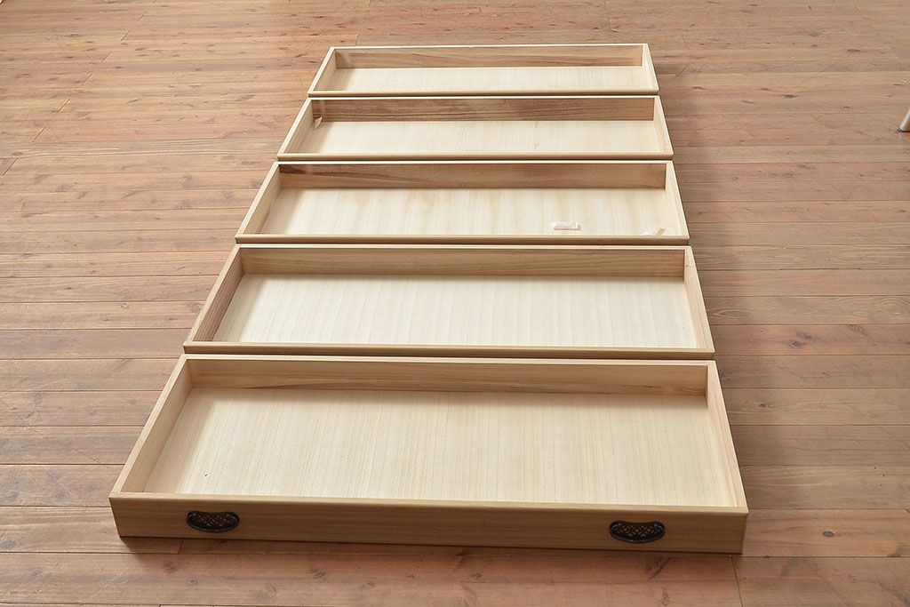 中古　民芸家具　品の良い佇まいが魅力的な国産の桐箪笥(引き出し、チェスト、桐たんす)(R-047212)