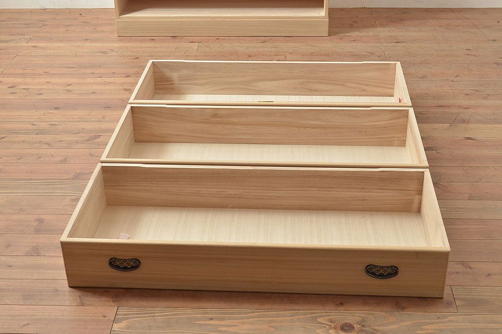 中古　民芸家具　品の良い佇まいが魅力的な国産の桐箪笥(引き出し、チェスト、桐たんす)(R-047212)