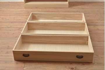 中古　民芸家具　品の良い佇まいが魅力的な国産の桐箪笥(引き出し、チェスト、桐たんす)(R-047212)