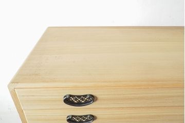 中古　民芸家具　品の良い佇まいが魅力的な国産の桐箪笥(引き出し、チェスト、桐たんす)(R-047212)