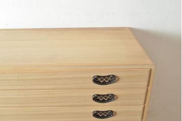 中古　民芸家具　品の良い佇まいが魅力的な国産の桐箪笥(引き出し、チェスト、桐たんす)(R-047212)