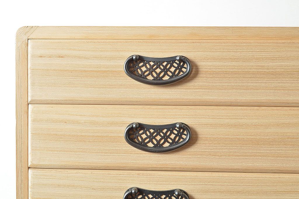 中古　民芸家具　品の良い佇まいが魅力的な国産の桐箪笥(引き出し、チェスト、桐たんす)(R-047212)