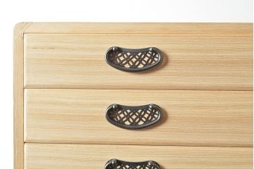 中古　民芸家具　品の良い佇まいが魅力的な国産の桐箪笥(引き出し、チェスト、桐たんす)(R-047212)