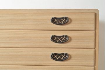 中古　民芸家具　品の良い佇まいが魅力的な国産の桐箪笥(引き出し、チェスト、桐たんす)(R-047212)