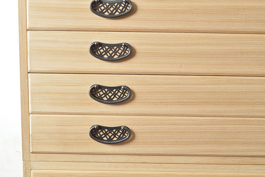 中古　民芸家具　品の良い佇まいが魅力的な国産の桐箪笥(引き出し、チェスト、桐たんす)(R-047212)