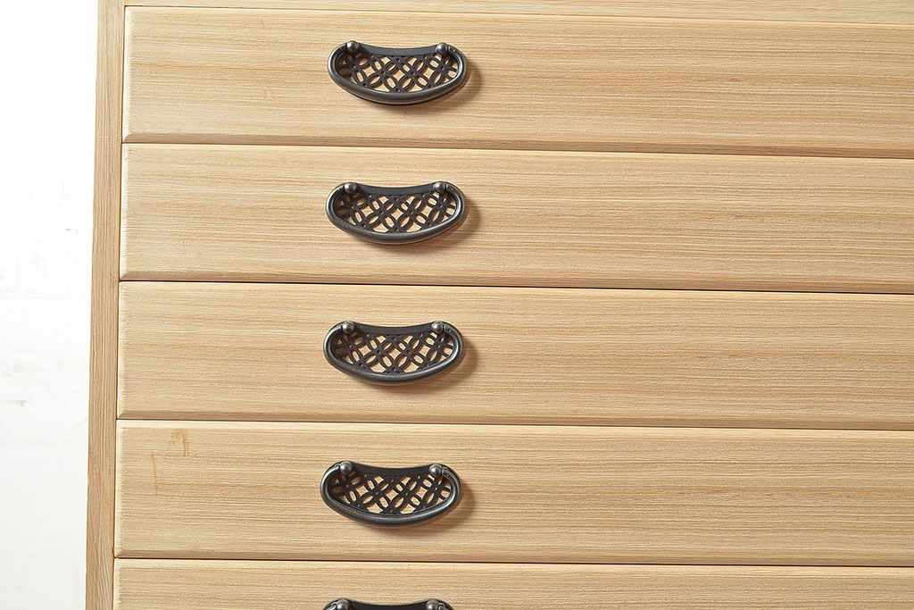 中古　民芸家具　品の良い佇まいが魅力的な国産の桐箪笥(引き出し、チェスト、桐たんす)(R-047212)