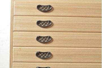 中古　民芸家具　品の良い佇まいが魅力的な国産の桐箪笥(引き出し、チェスト、桐たんす)(R-047212)