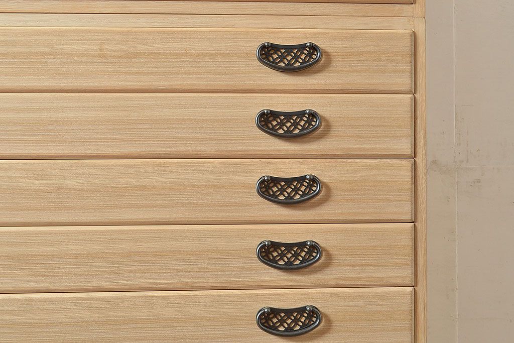 中古　民芸家具　品の良い佇まいが魅力的な国産の桐箪笥(引き出し、チェスト、桐たんす)(R-047212)