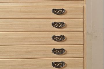 中古　民芸家具　品の良い佇まいが魅力的な国産の桐箪笥(引き出し、チェスト、桐たんす)(R-047212)