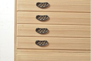 中古　民芸家具　品の良い佇まいが魅力的な国産の桐箪笥(引き出し、チェスト、桐たんす)(R-047212)