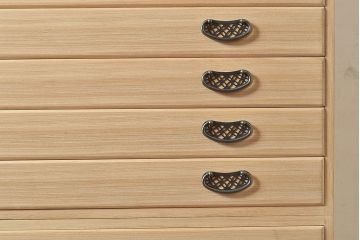 中古　民芸家具　品の良い佇まいが魅力的な国産の桐箪笥(引き出し、チェスト、桐たんす)(R-047212)