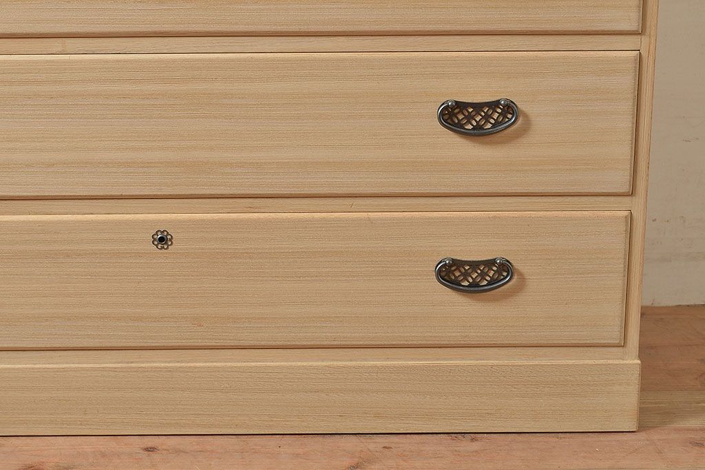 中古　民芸家具　品の良い佇まいが魅力的な国産の桐箪笥(引き出し、チェスト、桐たんす)(R-047212)