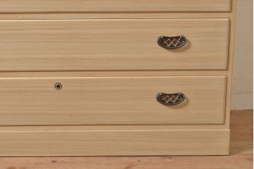 中古　民芸家具　品の良い佇まいが魅力的な国産の桐箪笥(引き出し、チェスト、桐たんす)(R-047212)